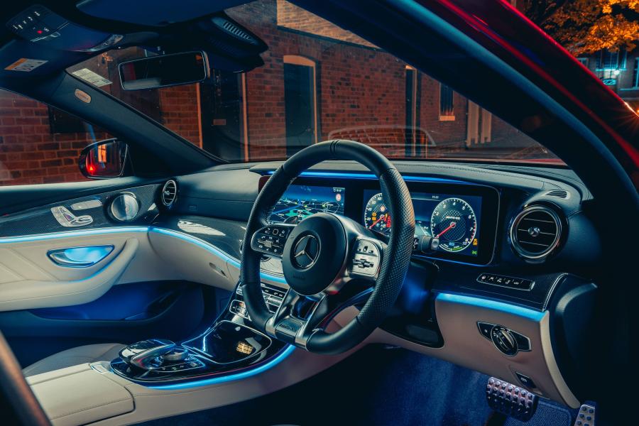 Интерьер Mercedes-AMG E53 4Matic+ Estate (S213) 2018 года  (UK) (фото 15 из 40)